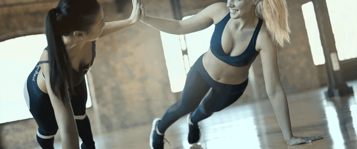 Faire du sport en plein air est excellent pour la santé physique. Que vous pratiquiez la course à pied, le vélo, la randonnée ou même des sports d'équipe comme le football ou le basketball, les activités en plein air sollicitent divers groupes musculaires et améliorent la condition cardiovasculaire.